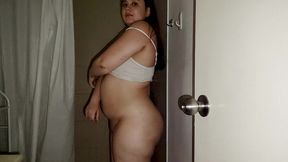 nicole stuffing her filthy self and getting all greased up