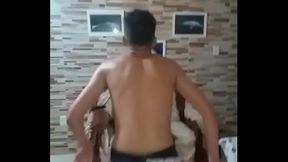 Franguinho safado dan&ccedil_ando com bundinha de grilo