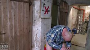 die kleine raucht im keller - da geht es mit dem ficken schneller - bella blond