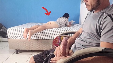 O padrasto ficou chocado e de pau ereto com o que a enteada fez com a bunda enquanto esposa estava fora