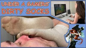 Gamer Dirty Sock Smelling Footrest (first part) - Poggiapiedi Annusa Calzini Sporchi di una Gamer (prima parte)