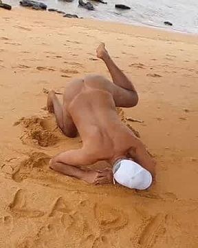 Ladysilva crossdress pelada na praia que bunda gostosa de marquinha de sol