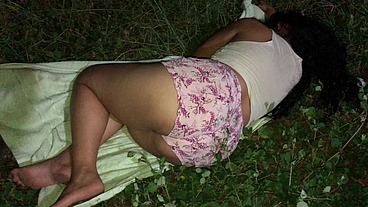 Llevando a casa a una hermosa mujer que encuentro tirada en la calle