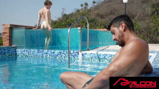 Danny Fantasy embrasse et suce d'énormes bites avant une baise crue en plein air.