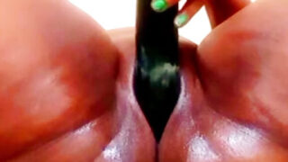 Squirting &#8211; une pute suce une bite après s&#39;être fait baiser dans le trou du cul