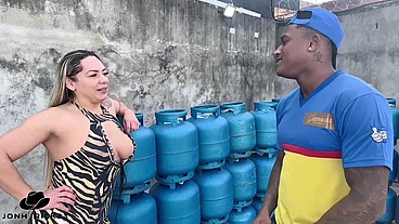 COMI O CUZINHO DA COROA LOIRA EM TROCA DE DESCONTO NO GÁS