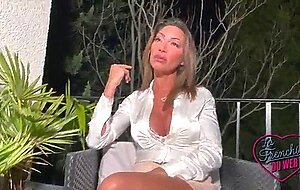 Vittoria, brunette aux gros seins qui adore le sexe