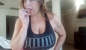 Italian milf eating burger