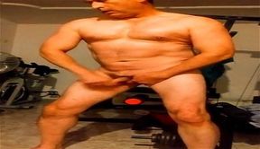 Entrenando bíceps desnudo en el gimnasio