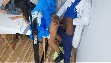 Ginecologista fode casada bem ao lado do marido!