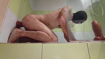Énorme gode en levrette anal orgasm