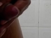 Me la jalo en un baño público