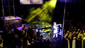 Her strippes publikum i samme slengen