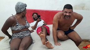 puta angolana fode com dois e fica com cu arrombado.