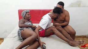 puta angolana fode com dois e fica com cu arrombado.