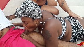 puta angolana fode com dois e fica com cu arrombado.