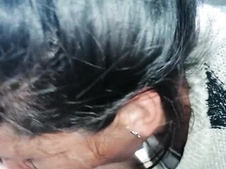 Mamadas caseras - ella sabe como dar placer con su garganta profunda