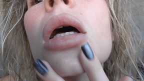 WET LOOK AND NATURAL LIPS.