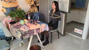 The bundling and placement of the girl in short boots (Chinese Model)