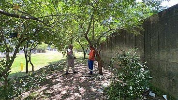 No dia do trabalhador dois operários fazendo uma putaria no parque atrás do serviço
