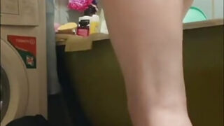 رجال مثليون يمارسون العادة السرية في الحمام، حيث يقومون بتوسيع فتحاتهم باستخدام قبضة اليد بشكل مكثف.