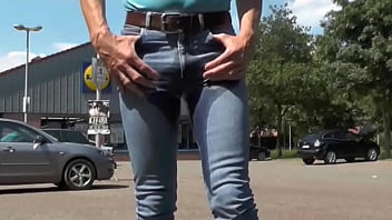 auf Supermarktparkplatz in die Jeans gepisst