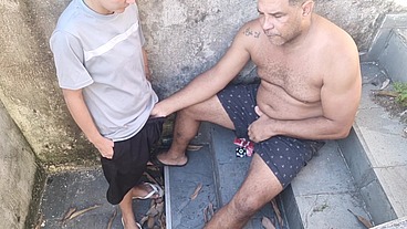 Marido infiel transa na escada com sapatão 100%anal