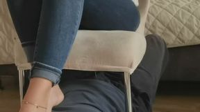 I punish you for every sound you make under my sweaty feet! Ich bestrafe dich für jedes Jammergeräusch unter meinen schwitzigen Füßen!