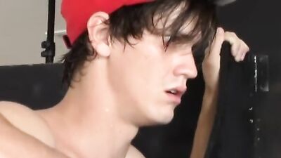 Amateur fella gets his prick sucked through a glory hole