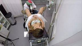 Visita la consulta del ginecologo por primera vez una chica virgen de 18 a&ntilde_os