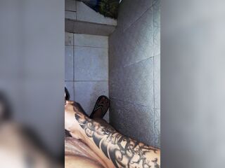 Me masturbo en la ducha y le gusta verme mientras le echo la leche