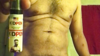 Geiler Solo-Typ streichelt seinen riesigen Schwanz und lässt ihn sich dann in den Arsch schieben.