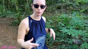 je me promene dans les bois en vue de jouet avec mon gode avant que je tombe ...