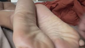 SOLE PURPOSE TEXAS GETS HUGE CUMSHOT ON SOFT SEXY SOLES BAREASS!