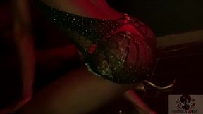 cum here...shhh lemmie shake this juicy ass on your face!!!