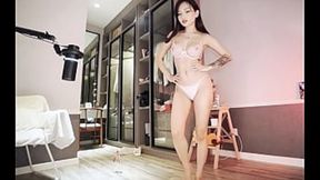 Pretty Asian queen comes