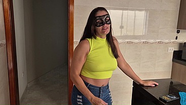Mãe descobre o que o filho faz com as calcinhas dela e é flagrada por ele contando tudo para a amiga!