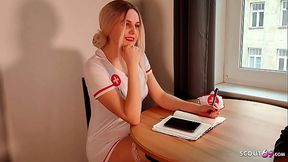 Deutsche Krankenschwester hilft Patienten mit Sex bei Samenprobe