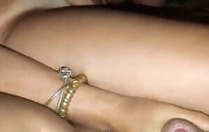Novia compartida cabalga polla hasta recibir corrida. te gustaria sentirla cabalgar?