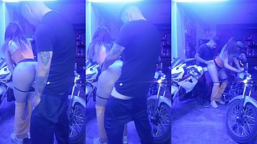 TENIENDO SEXO CON EL MECANICO DESPUES DE QUE ARREGLO MI MOTO