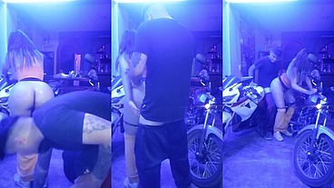 TENIENDO SEXO CON EL MECANICO DESPUES DE QUE ARREGLO MI MOTO