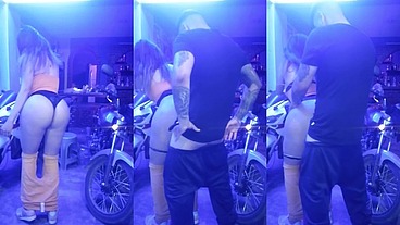 TENIENDO SEXO CON EL MECANICO DESPUES DE QUE ARREGLO MI MOTO