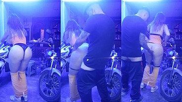 TENIENDO SEXO CON EL MECANICO DESPUES DE QUE ARREGLO MI MOTO