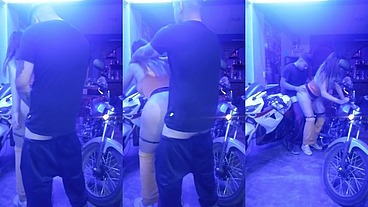 TENIENDO SEXO CON EL MECANICO DESPUES DE QUE ARREGLO MI MOTO