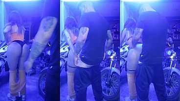 TENIENDO SEXO CON EL MECANICO DESPUES DE QUE ARREGLO MI MOTO