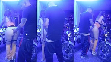 TENIENDO SEXO CON EL MECANICO DESPUES DE QUE ARREGLO MI MOTO