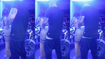 TENIENDO SEXO CON EL MECANICO DESPUES DE QUE ARREGLO MI MOTO