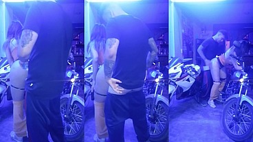 TENIENDO SEXO CON EL MECANICO DESPUES DE QUE ARREGLO MI MOTO