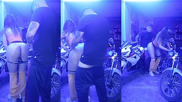 TENIENDO SEXO CON EL MECANICO DESPUES DE QUE ARREGLO MI MOTO