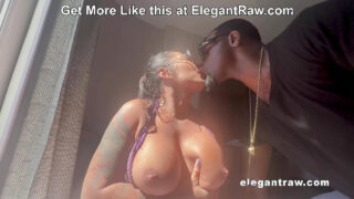 A latina de seios fartos, Monica Santhiago, faz um boquete caprichado antes de receber o pau preto e grosso de Rome Major bem fundo no seu cu em POV.